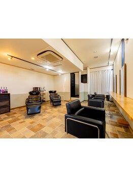 アットホームな雰囲気と気さくなスタッフ。男女問わず気軽に通える地域密着型ヘアサロンです☆