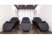 フルフラットのまるでベッドで寝ているかのようなシャンプー台で癒しのシャンプーを堪能してください。