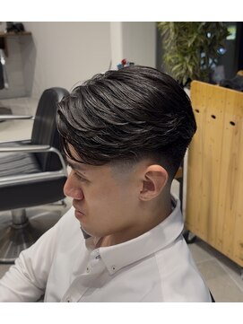 グルーマーズトウキョウ 渋谷店(GROOMER/S TOKYO) ラフカール　テーパーフェード　刈り上げセンターパート