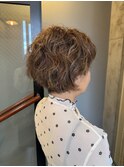 カーリーショートボブ　抜け感カラー　癖を活かす