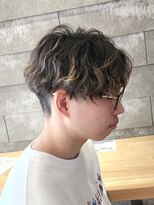 ニアウ 伊勢崎連取店(Niau)&nbsp;センターパート刈り上げメッシュ波巻きツイストスパイラルパーマ