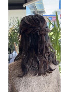 アリカ(arika) お呼ばれヘアハーフアップ(@arika_moe)