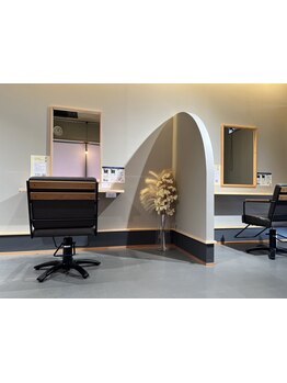 2席のみのプライベートサロン。少人数制の落ち着いた空間で、あなただけの特別な時間をご提供します◇