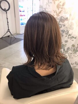 パシフィックダズールバトン(Pacific Dazzle baton) 外ハネミディアム　明るい白髪染め