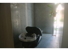 ウーシ(uusi)の雰囲気（シャンプー台は広い空間で落ち着きが感じれます。）