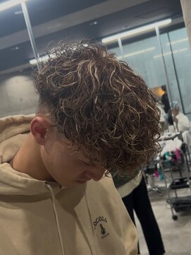 イーラ(era) メッシュスペインカールパーマ/メンズ/刈り上げ/眉毛/ツイスト