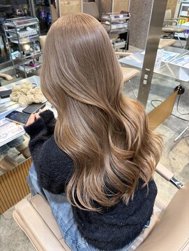 サンク 原宿 表参道(cinq) ミルクティーグレージュ顔まわりレイヤーボブヘーゼルグレージュ