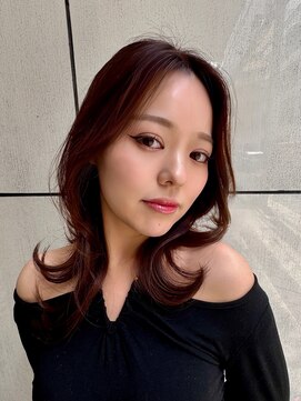 ディオ アンド ルーチェ(Dio&Luce) 外ハネ/ミディアムレイヤー/くびれ/センターパート