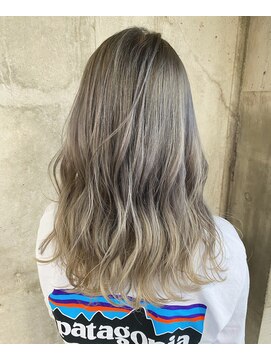 ガルボ ヘアー(garbo hair) グレーカラーハイトーン艶髪