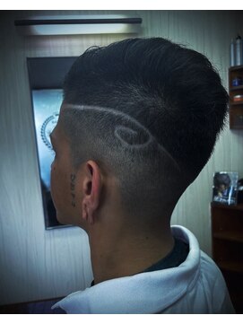 8番館 おしゃれ剃り込みフェードスタイル