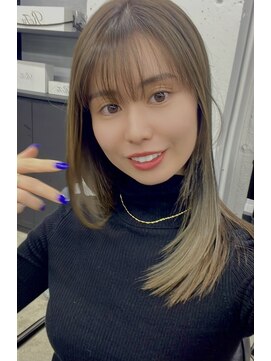 オリーブベージュ×レイヤースタイル