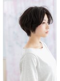 クール＆フェミニン…黒髪センターパートボブ
