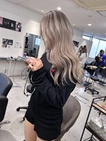 キング(K!ng)&nbsp;ハイライトカラーミルクティーベージュレイヤーカット