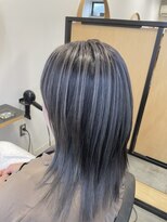 ハイク(HYKE)&nbsp;グレージュ系ミディアムレイヤーバレイヤージュ