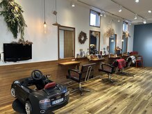 ヘアーデザイン イロ(hair design ILO)の雰囲気（お子様同伴可！居心地の良い広々とした店内。）