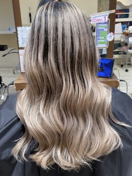 シェリー(Che'ri) バレイヤージュ/ブロンドベージュ/レイヤーカット/ブリーチ/和田