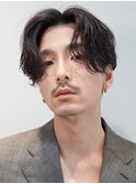 大人の抜け感を演出する、今トレンドのフェザーパーマ