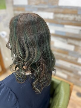 ハウオリ ヘアーワークス(Hauoli hair works) 明るめベースにしっかりグリーンハイライト
