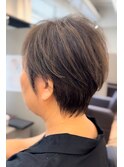 スッキリ扱い易い！束感ショート×白髪ぼかしハイライト