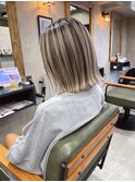 バレイヤージュ、ハイライト、グレージュ、切りっぱなしボブ
