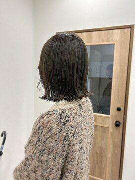 アンビシャス 河辺(ambitious) ブリーチなしの透明感カラーカーキグレージュ外はねボブ
