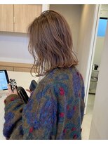 アム(am)&nbsp;グレージュ切りっぱなしボブ前髪ありミニボブミルクティベージュ