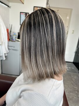 ウォンク(WONK.) [WONK.] ベージュ　バレイヤージュ　外ハネボブ