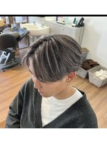 ウォークヘアー&nbsp;センターパート×外国人風カラー
