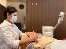 フェイシャルマッサージでむくみを解消〈有楽町〉〈床屋〉