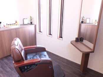 バズファクトリー(BUZZ FACTORY)の写真/落ち着いた店内と温かなおもてなしでリラックス◎プライベート空間で周りを気にせずサロンタイムを♪