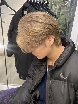 ソラ 表参道(SORA) ミルクティーブロンドヘア!メンズセンターパートスタイル