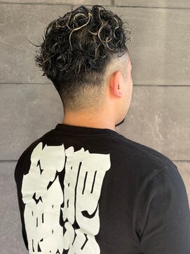 ディスコネクト(DISCO-N-NECT) ハイライト 波巻きスパイラルパーマ 刈り上げ 強めパーマ 束感