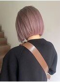 ミルクティーピンクアッシュカラータッセルボブ前下がりボブ
