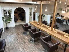 Agu hair lounge 新百合ケ丘店【アグ ヘアー ラウンジ】