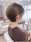 耳掛けひし形丸みショートボブ_アッシュブラウン_イメチェン美髪