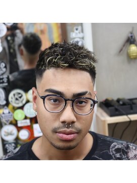 スピナーバルベアリーア(SPINNER BARBERIA) メッシュカラー×スキンフェード