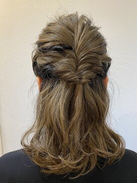 タエビスアリッサム(Taebis Alyssum) ハーフアップふわふわアレンジスタイル