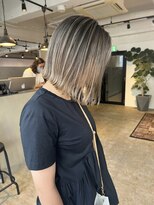 メリー オオサカ(Merly Osaka)&nbsp;肩上外ハネスタイルが可愛い！バレイヤージュ_smoky white_