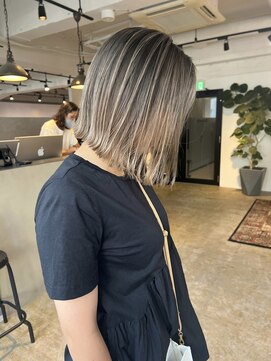 メリー オオサカ(Merly Osaka) 肩上外ハネスタイルが可愛い！バレイヤージュ_smoky white_