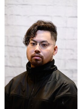 グレイスフル バーバープラチナム 六本木店(Graceful Barber platinum) 癖毛を活かしたかき上げヘア×スキンフェード