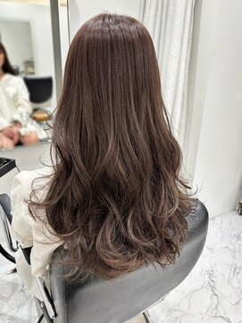 リゼル ユア 渋谷(RISEL YUA) グレーブラウンのナチュラルレイヤーロング