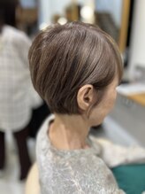 明るめ白髪ぼかしベージュカラー×ナチュラルショート