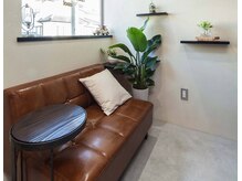 カルム(Calm)の雰囲気（お連れ様の待合もゆったりおくつろぎいただけます♪）