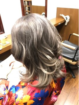 ヨナサン(Yona Saint) グレージュレイヤースタイル。