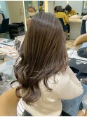 カーキベージュの大人フェミニンロングレイヤーヘア
