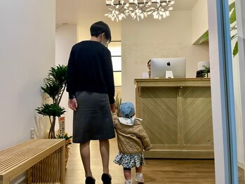 イド(id.)の写真/【半個室/キッズスペース有】お子様連れの方にも嬉しい♪美容室では珍しい施術台の横にキッズスペースあり!