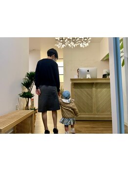 【半個室/キッズスペース有】お子様連れの方にも嬉しい♪美容室では珍しい施術台の横にキッズスペースあり!