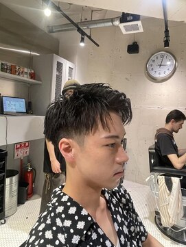 フランクスバーバーザスタンド(Frank’s barber the stand) サーフカール/スパイキーショート/ブルーブラック/飯田橋