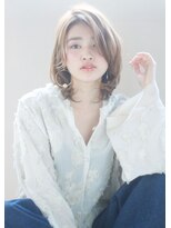 フリンジバングのひし形ミディアム小顔カットでスポンテニアス