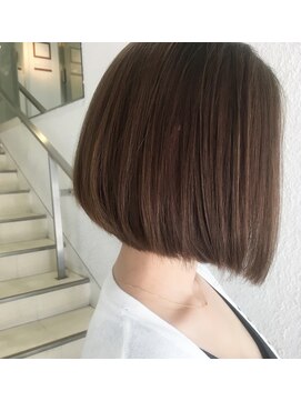 インビテーション(invitation) 【光に透ける透明感カラー】アッシュベージュ前下りショートボブ